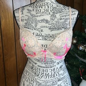 Rare limited edition Victoria Secret very sexy push up bra. 32D